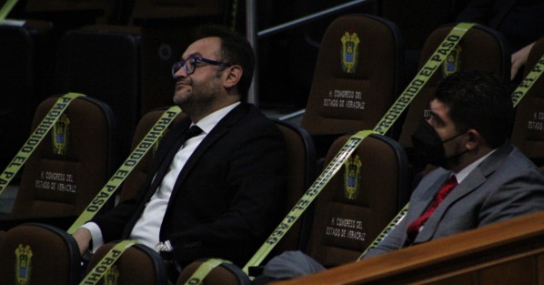 Con intento de <em>sana distancia</em> y uso y desuso de cubrebocas, se vieron los funcionarios presentes en la comparecencia del Gobernador Cuitláhuac García Jiménez.  