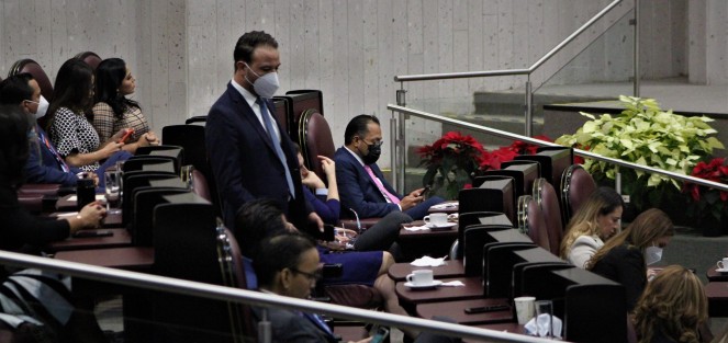 Con intento de <em>sana distancia</em> y uso y desuso de cubrebocas, se vieron los funcionarios presentes en la comparecencia del Gobernador Cuitláhuac García Jiménez.  
