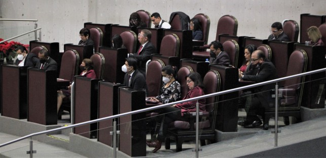 Con intento de <em>sana distancia</em> y uso y desuso de cubrebocas, se vieron los funcionarios presentes en la comparecencia del Gobernador Cuitláhuac García Jiménez.  