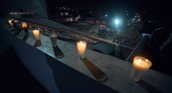 El párroco de la Basílica y sus colaboradores  colocaron cientos de veladoras en las escalinatas del lugar como homenaje a la virgen. 