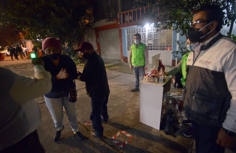 Algunos fieles se dieron cita para orar, y  otros cuantos para curiosear cómo luce este sitio donde por tradición miles de personas se congregan cada año desde la noche del 11 de diciembre para cantar las tradicionales mañanitas a la Virgen de Guadalupe.
