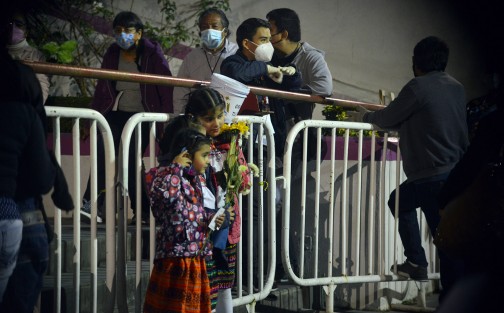Algunos fieles se dieron cita para orar, y  otros cuantos para curiosear cómo luce este sitio donde por tradición miles de personas se congregan cada año desde la noche del 11 de diciembre para cantar las tradicionales mañanitas a la Virgen de Guadalupe.