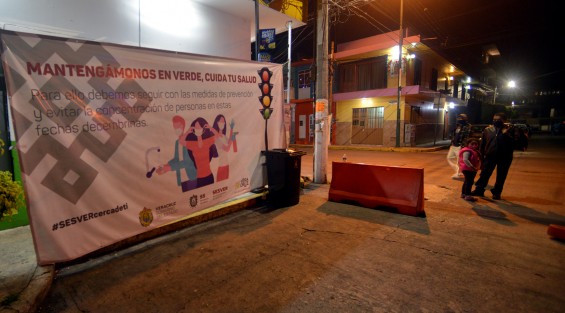 Elementos de SSP, protección civil, tránsito y salud  mantienen vigilado el lugar que para las personas que acerquen sigan las medidas de sana distancia y sanitización.