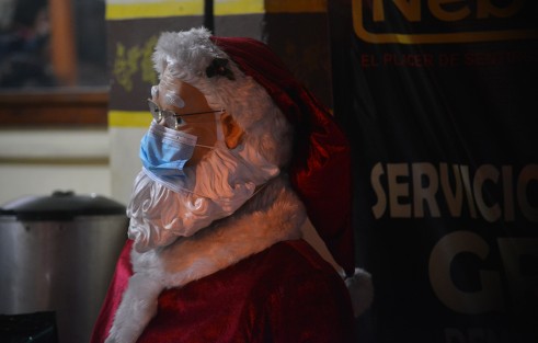 Esta temporada navideña hasta Santa Claus se adapta a la contingencia sanitaria, y así luce en una cafetería del centro de la ciudad de Xalapa. Menos mal que está consciente de ser población de alto riesgo, por eso de los años, y kilos de más.