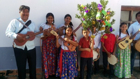 Del 14 al 18 de diciembre, el Instituto Veracruzano de la Cultura transmitirá en el Facebook @CasasdelaCulturaIVEC cápsulas sobre tradiciones navideñas de diferentes regiones del estado de Veracruz, como la rama, las posadas, la festividad de <em>El viejo</em>, además de los procesos estratégicos implementados en las exposiciones del Museo de Antropología de Xalapa.