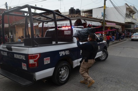 En un operativo coordinado realizado por el personal de Protección Civil (PC), Seguridad Pública Municipal (SPM), Secretaría de la Defensa Nacional (SEDENA) y Guardia Nacional (GN), en el primer cuadro de la ciudad de Tlapacoyan, se retiraron 45 kilos de pirotecnia a comerciantes que no contaban con los permisos requeridos. 