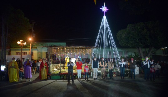 Cumpliendo todos las medidas sanitarias por la pandemia, el alcalde de Teocelo, Mario A. Chama Díaz, en compañía de la presidenta del DIF municipal, Mara Chama Villa, y funcionarios estatales, realizaron el encendido de luces navideñas en el parque Revolución de  este municipio.
