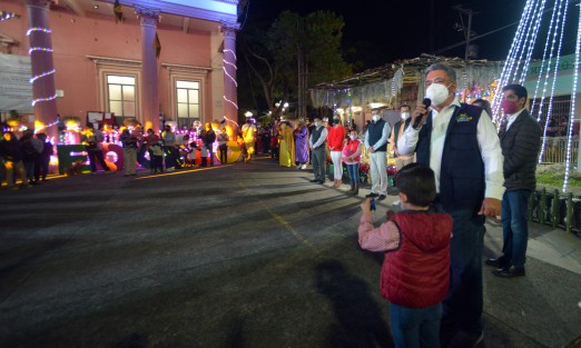 Cumpliendo todos las medidas sanitarias por la pandemia, el alcalde de Teocelo, Mario A. Chama Díaz, en compañía de la presidenta del DIF municipal, Mara Chama Villa, y funcionarios estatales, realizaron el encendido de luces navideñas en el parque Revolución de  este municipio.