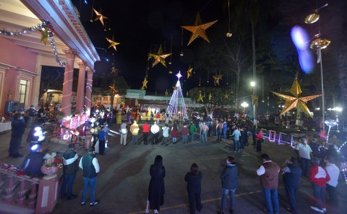 Cumpliendo todos las medidas sanitarias por la pandemia, el alcalde de Teocelo, Mario A. Chama Díaz, en compañía de la presidenta del DIF municipal, Mara Chama Villa, y funcionarios estatales, realizaron el encendido de luces navideñas en el parque Revolución de  este municipio.