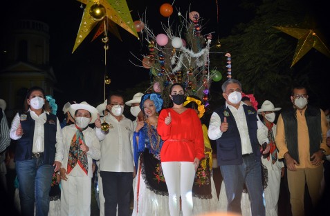 Cumpliendo todos las medidas sanitarias por la pandemia, el alcalde de Teocelo, Mario A. Chama Díaz, en compañía de la presidenta del DIF municipal, Mara Chama Villa, y funcionarios estatales, realizaron el encendido de luces navideñas en el parque Revolución de  este municipio.
