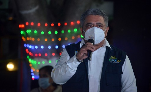 Cumpliendo todos las medidas sanitarias por la pandemia, el alcalde de Teocelo, Mario A. Chama Díaz, en compañía de la presidenta del DIF municipal, Mara Chama Villa, y funcionarios estatales, realizaron el encendido de luces navideñas en el parque Revolución de  este municipio.