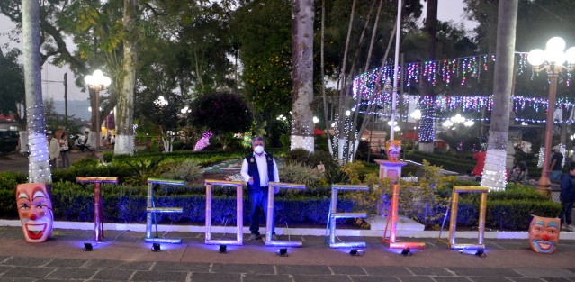 Cumpliendo todos las medidas sanitarias por la pandemia, el alcalde de Teocelo, Mario A. Chama Díaz, en compañía de la presidenta del DIF municipal, Mara Chama Villa, y funcionarios estatales, realizaron el encendido de luces navideñas en el parque Revolución de  este municipio.