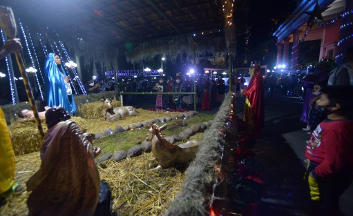Algunos habitantes se dieron cita en el parque para apreciar el encendido de la luces, portando  en todo momento cubrebocas y cumpliendo la sana distancia.  