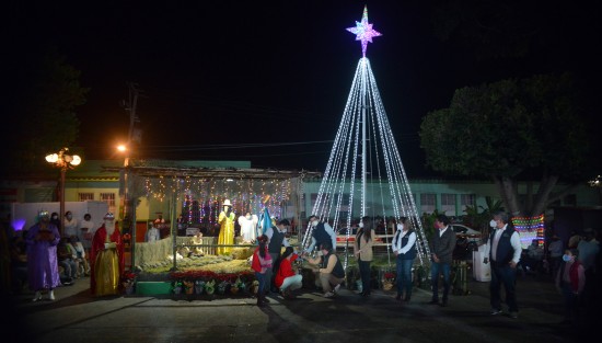 Algunos habitantes se dieron cita en el parque para apreciar el encendido de la luces, portando  en todo momento cubrebocas y cumpliendo la sana distancia.  