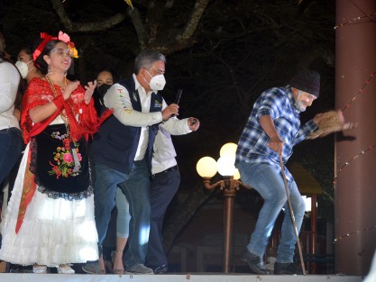 El evento, al que se invitó a la población a seguirlo de manera virtual, estuvo amenizado por grupos artísticos, los cuales también cumplieron los protocolos sanitarios. 