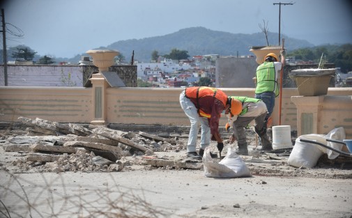 Gran actividad se ve en el parque Juárez de la ciudad de Xalapa, donde un grupo de albañiles cambian el piso de la zona de el mirador.