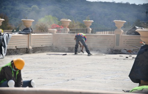 Gran actividad se ve en el parque Juárez de la ciudad de Xalapa, donde un grupo de albañiles cambian el piso de la zona de el mirador.