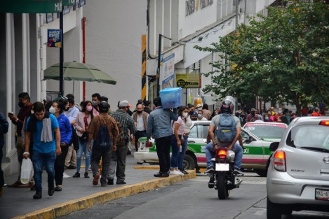 Ante la proximidad de las fiestas de fin de año aumentó la actividad comercial en las calles del centro de Xalapa, a pesar del llamado de las autoridades de salud para evitar salir y así controlar los contagios de COVID-19.