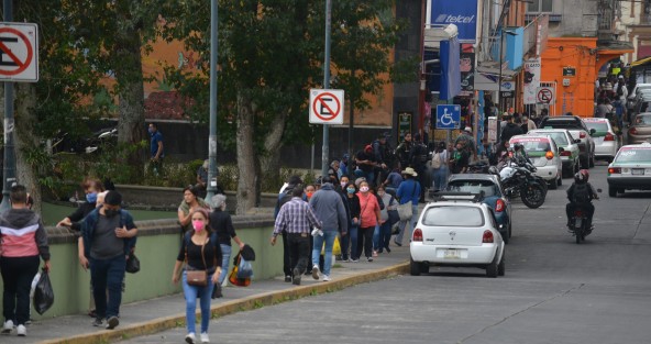 Ante la proximidad de las fiestas de fin de año aumentó la actividad comercial en las calles del centro de Xalapa, a pesar del llamado de las autoridades de salud para evitar salir y así controlar los contagios de COVID-19.