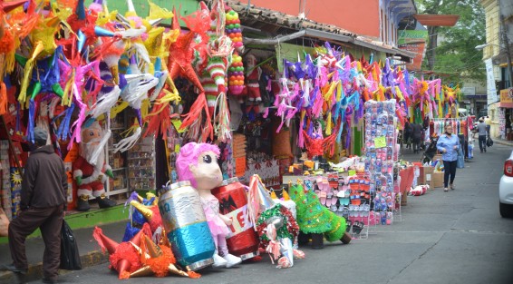 Ante la proximidad de las fiestas de fin de año aumentó la actividad comercial en las calles del centro de Xalapa, a pesar del llamado de las autoridades de salud para evitar salir y así controlar los contagios de COVID-19.
