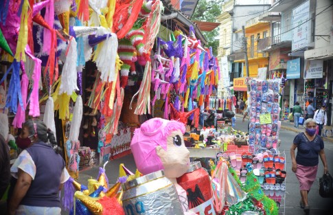 Ante la proximidad de las fiestas de fin de año aumentó la actividad comercial en las calles del centro de Xalapa, a pesar del llamado de las autoridades de salud para evitar salir y así controlar los contagios de COVID-19.