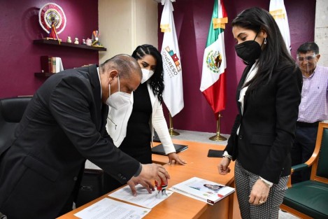 Cumpliendo con su deber constitucional de rendir cuentas, la Fiscal General del Estado, Verónica Hernández Giadáns hizo entrega de su Informe Anual de Actividades 2020 al Gobernador Cuitláhuac García Jiménez y al Congreso del Estado.

