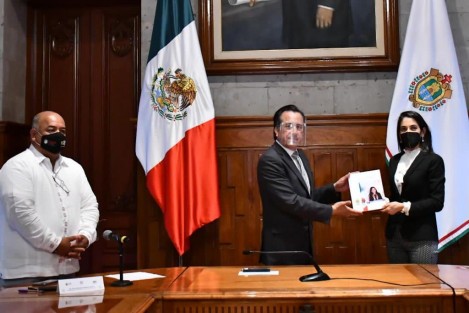 Cumpliendo con su deber constitucional de rendir cuentas, la Fiscal General del Estado, Verónica Hernández Giadáns hizo entrega de su Informe Anual de Actividades 2020 al Gobernador Cuitláhuac García Jiménez y al Congreso del Estado.

