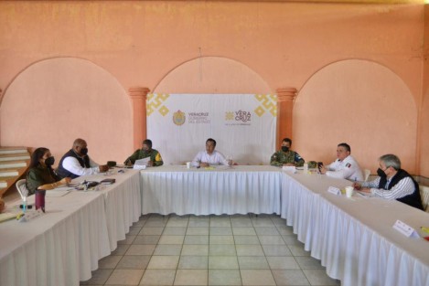 La COESCONPAZ sesionó este martes en Sayula de Alemán, para supervisar los operativos de reforzamiento en el sur del estado durante la temporada decembrina.  En esta ocasión con la presencia del Contralmirante Raúl Alberto Paredes Hernández, delegado del Instituto Nacional de Migración.