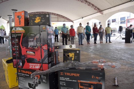 En Sayula de Alemán el DIF estatal entregó proyectos productivos a personas de escasos recursos, así como insumos de cocina, higiene y limpieza. 
