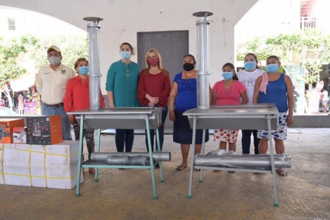 En Sayula de Alemán el DIF estatal entregó proyectos productivos a personas de escasos recursos, así como insumos de cocina, higiene y limpieza. 
