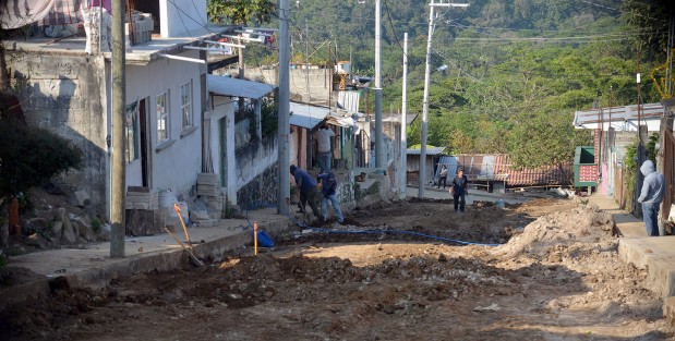 En recorrido de supervisión de obra, el Alcalde de Teocelo, Ver., Mario Antonio Chama Díaz; la Síndica Municipal, Zayra del Carmen Martínez, la Secretaria del Ayuntamiento Trinidad Martínez Larios y el Director de Obras Públicas, Alberto Lucas Marín, inspeccionaron los trabajos en la calle Guillermo Prieto de la Col. Benito Juárez; dicha obra en su primera etapa consta de Rehabilitación con Concreto Hidráulico, así como Rehabilitación de la Red de Drenaje Sanitario y Tomas Domiciliarias de Agua Potable.
