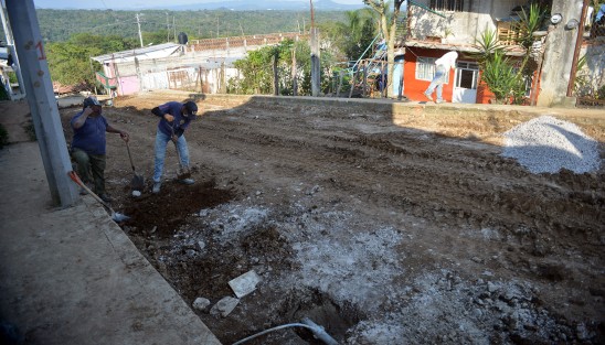 En recorrido de supervisión de obra, el Alcalde de Teocelo, Ver., Mario Antonio Chama Díaz; la Síndica Municipal, Zayra del Carmen Martínez, la Secretaria del Ayuntamiento Trinidad Martínez Larios y el Director de Obras Públicas, Alberto Lucas Marín, inspeccionaron los trabajos en la calle Guillermo Prieto de la Col. Benito Juárez; dicha obra en su primera etapa consta de Rehabilitación con Concreto Hidráulico, así como Rehabilitación de la Red de Drenaje Sanitario y Tomas Domiciliarias de Agua Potable.
