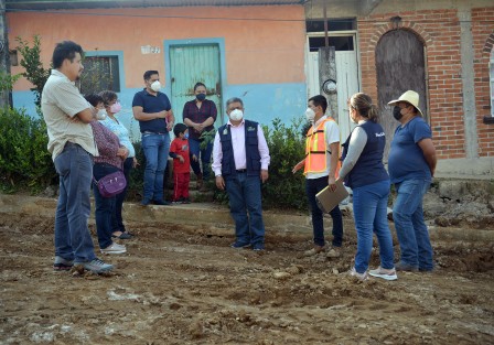 Durante el recorrido, el alcalde de Teocelo,Mario Antonio Chama, platicó con vecinos y comité de obra, a quienes resolvió sus inquietudes y acordó trabajos de mejorar en la calle, en esta y en la segunda etapa de construcción.