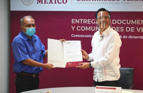 A través del Registro Agrario Nacional (RAN), la SEDATU entregó nueve mil 599 certificados y títulos de propiedad a siete mil 646 ejidatarios y comuneros veracruzanos, y 11 mil 819 documentos a siete mil 878 oaxaqueños. Para febrero de 2021 habrá entregado 172 mil 399 certificados a más de 300 mil sujetos agrarios del país.