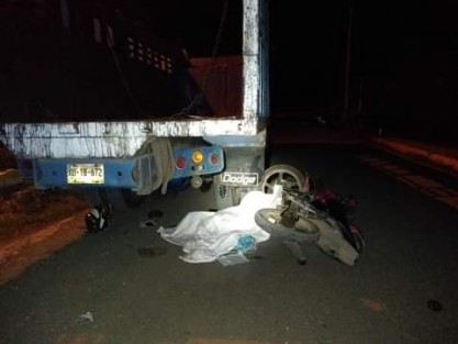 Inesperada muerte encontró un joven motociclista la madrugada de este domingo, luego de estrellarse contra una pesada unidad de transporte de carga, cuando circulaba sobre la carretera estatal Cuitláhuac-Carrillo Puerto a la altura de Loma Angosta.  