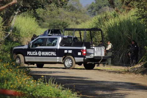 Con lesiones provocadas por un objeto punzo cortante (machete) fue encontrado el cuerpo de una persona del sexo masculino, a un costado del camino de terracería que conduce a la calzada Morelos en el municipio de Fortín la mañana de este domingo.

