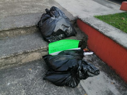  A una cuadra del palacio municipal de Mariano Escobedo, Ver., fueron abandonadas varias bolsas de plástico negras que en su interior se encontraban los restos de un hombre que fue desmembrado, junto había una cartulina con un narco mensaje, autoridades ministeriales tomaron conocimiento.