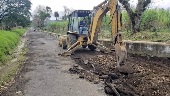 Iniciaron los trabajos de rehabilitación en la calle principal de la comunidad de Texín. Se le recuerda a la ciudadanía que para los trabajos de obra municipal en drenaje sanitario y ahora de manera simultánea los trabajos de la obra estatal de rehabilitación con concreto hidráulico, el acceso a la comunidad será por el camino a Baxtla.