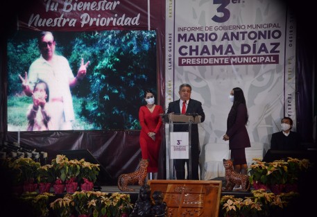 El alcalde de Teocelo, Mario Antonio Chama Díaz, riendió su 3er informe de Gobierno Municipal, en el cual rindió cuentas a los teocelanos, de las acciones realizadas en beneficio de los habitantes tanto de la cabecera municipal como de las comunidades. 