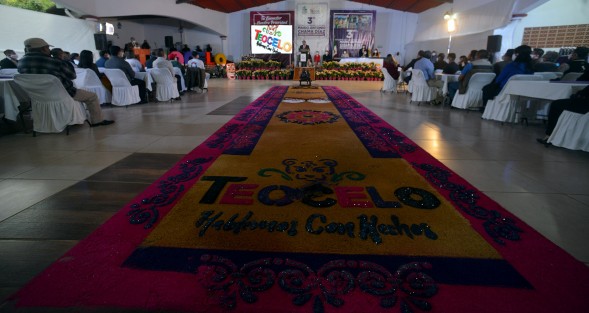 Los tapetes de aserrín no podían faltar en el 3er. Informe del Licenciado Mario Antonio Chama, ya que los mismos han sido uno de los trabajos de los artesanos de Teocelo, que han destacado en los eventos de promoción turística de este municipio. 