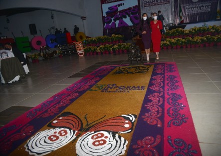 Los tapetes de aserrín no podían faltar en el 3er. Informe del Licenciado Mario Antonio Chama, ya que los mismos han sido uno de los trabajos de los artesanos de Teocelo, que han destacado en los eventos de promoción turística de este municipio. 