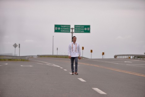 <em>Lo que informamos es una realidad</em>, expresó el gobernador Cuitláhuac García Jiménez mientras supervisaba el mantenimiento de la carretera Naranjos - Tamiahua, que va de cabecera a cabecera por más de 24 kilómetros y conecta con la autopista Tuxpan - Tampico, mejorando la movilidad de productores y que sin duda impulsará el turismo, una vez pasada la emergencia sanitaria.

