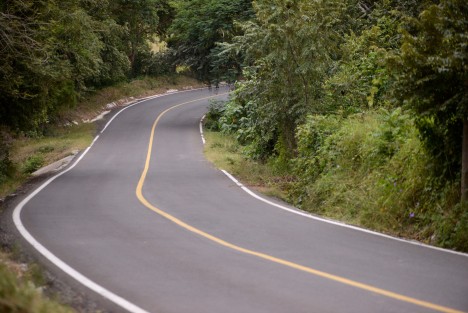 Más al norte, en Tantima, la administración pavimentó el camino La Ceiba – El Crucero (Terrero), junto con obras de alcantarillado, desmonte, pintura y señalética, respondiendo a una gestión municipal que da cuenta de la colaboración entre niveles de gobierno. A su vez, en Tamiahua colocó cinta asfáltica en el tramo Paso Lorenzo – Tanhuijo – Ajoquentla, de ocho kilómetros lineales.