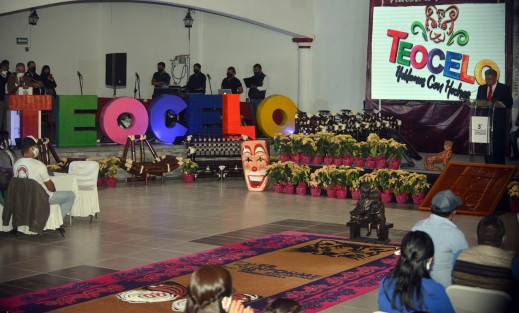 Aspectos de la sesión solemne de cabildo del Ayuntamiento de Teocelo, Ver. en que el alcalde Mario Antonio Chama Díaz, rindió su 3er.informe de Gobierno municipal.