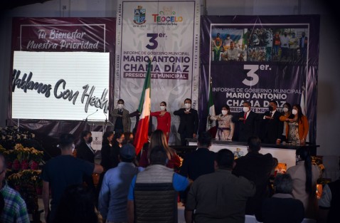Aspectos de la sesión solemne de cabildo del Ayuntamiento de Teocelo, Ver. en que el alcalde Mario Antonio Chama Díaz, rindió su 3er.informe de Gobierno municipal.