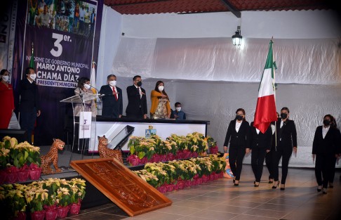 Aspectos de la sesión solemne de cabildo del Ayuntamiento de Teocelo, Ver. en que el alcalde Mario Antonio Chama Díaz, rindió su 3er.informe de Gobierno municipal.
