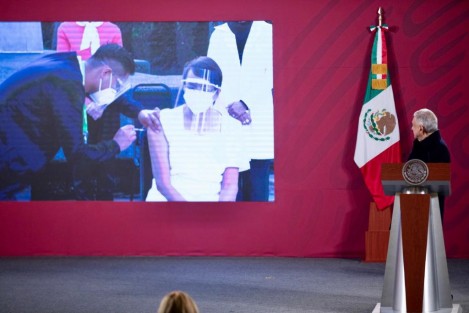 La mañana de este 24 de diciembre, la jefa de enfermería del Hospital Manuel Leñero, de la Ciudad de México, se convirtió en la primera mexicana en recibir la vacuna contra el COVID-19.  El hecho fue transmitido en vivo durante la conferencia mañanera del Presidente Andrés Manuel López Obrador. 