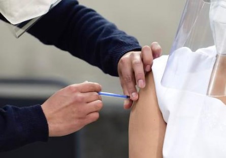 En campos militares del Estado de México y Querétaro también se inició la vacunación, la cual en esta primera etapa se aplicará a personal del sector salud.