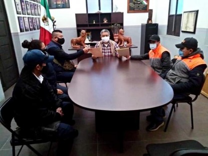 El día  de hoy el alcalde de Teocelo, Mario Antonio Chama Díaz,  recibió  del Comandante de Policía Municipal, Serafín Batiza Avelar, y Protección Teocelo, el parte oficial que reporta  saldo blanco en la presente temporada decembrina,  además sostuvieron  reunión de trabajo con el objetivo de continuar con las estrategias  de seguridad y cerrar el año de manera coordinada entre  autoridad y sociedad, para garantizar el bienestar de los teocelanos.