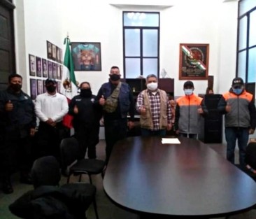 El alcalde Mario Chama Díaz; la Síndica Municipal, Zayra del Carmen Martínez; el Comandante,  Serafín Batiza  y el titular de Protección Civil Teocelo, Sergio Sánchez, mantienen el trabajo coordinado con las instituciones de seguridad pública y protección civil regionales y estatales en favor de nuestro municipio. 